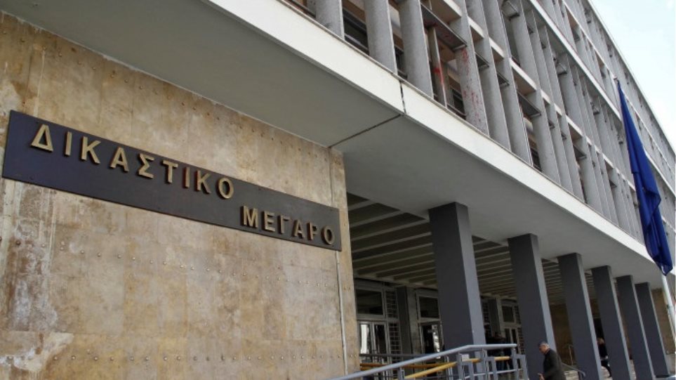 Θεσσαλονίκη: Άγριο ξύλο ανάμεσα σε Τσιγγάνους στο Δικαστικό Μέγαρο – Ένας αστυνομικός τραυματίας