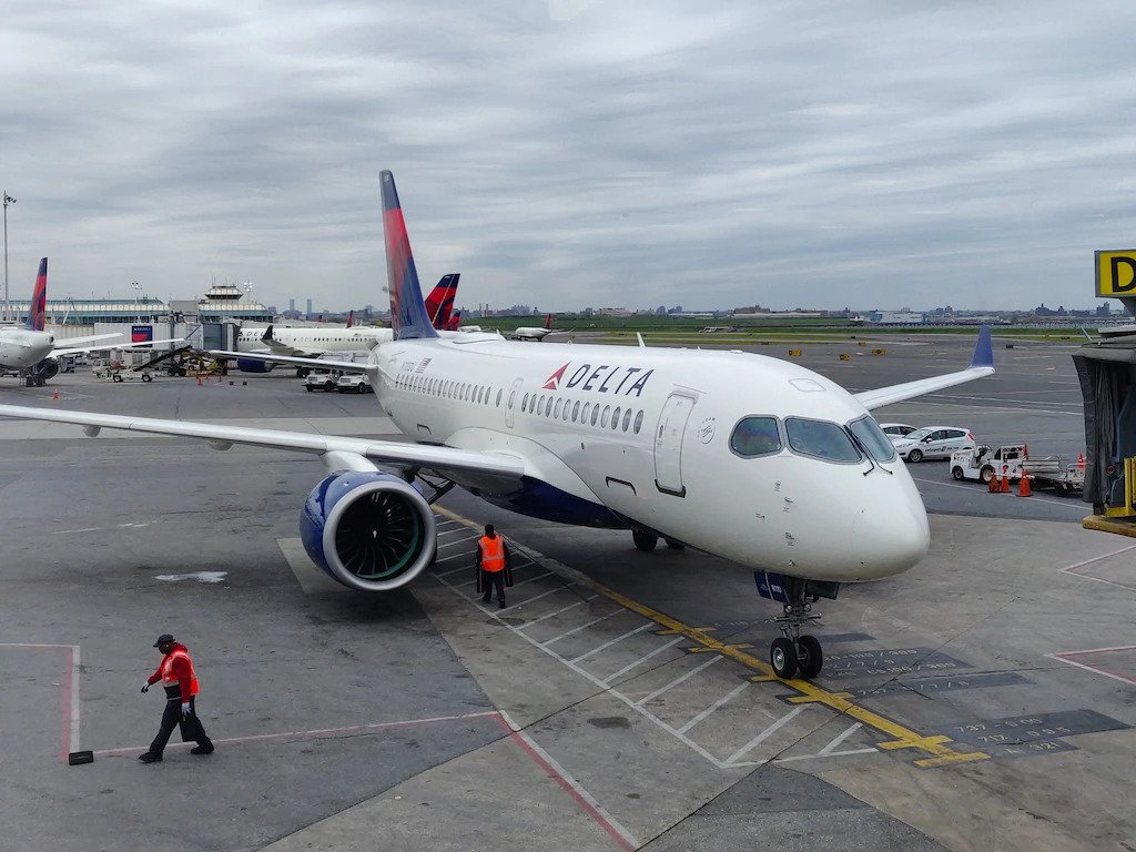 ΗΠΑ: Κεραυνός κτυπά ένα Boeing 737 ενώ αυτό είναι στον διάδρομο!