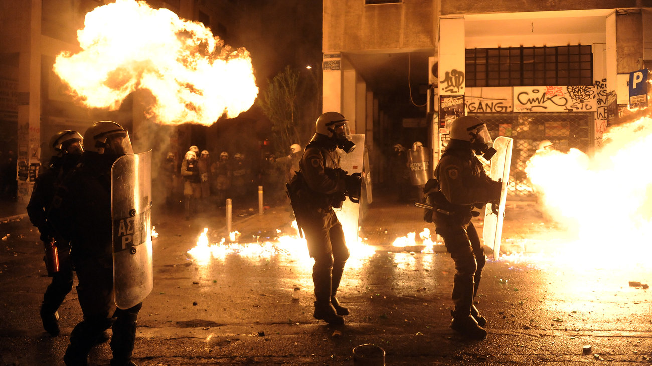 Βίντεο: Έτσι επιχείρησαν να κάψουν ζωντανούς τους αστυνομικούς της ΔΙ.ΑΣ στα Εξάρχεια