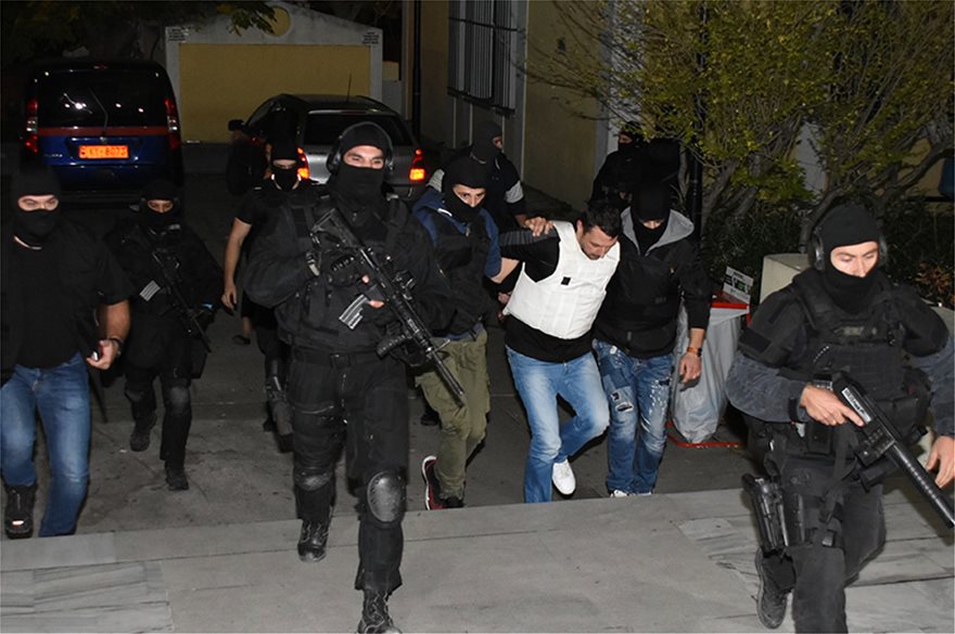 Ανατριχιαστικό: Συμπαθούντες επευφημούσαν τους τρομοκράτες στην Εισαγγελία αλλά δεν συνελήφθη ούτε ένας