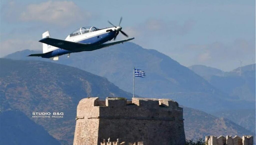 Αεροσκάφη της ΠΑ πάνω από τον ουρανό της Αθήνας (φώτο-βίντεο)