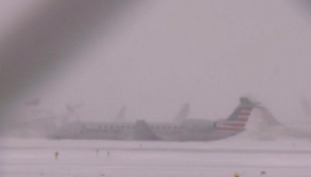 Σικάγο: Αεροσκάφος φεύγει από τον διάδρομο εξαιτίας του χιονιού (βίντεο)