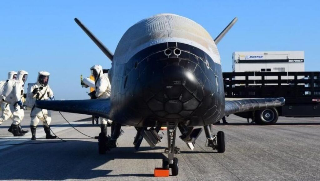 Να διασυνδέσει το X-37B με τα F-35 και F-22 θέλει η αμερικανική Αεροπορία