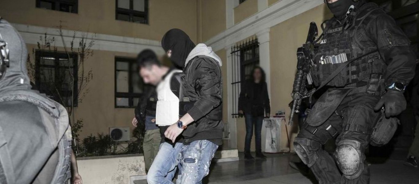Επαναστατική Αυτοάμυνα: Η στρατηγική εξάρθρωσης, οι νευρικές κινήσεις του δράστη και το λέιζερ νυκτός