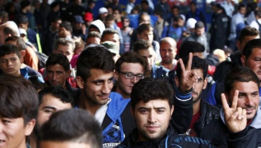 Νύχτα τους μεταφέρουν για να αιφνιδιάσουν τους πολίτες: Στην Λάρισα σε χωριό 15 κατοίκων μετέφεραν 60 αλλοδαπούς! (upd)