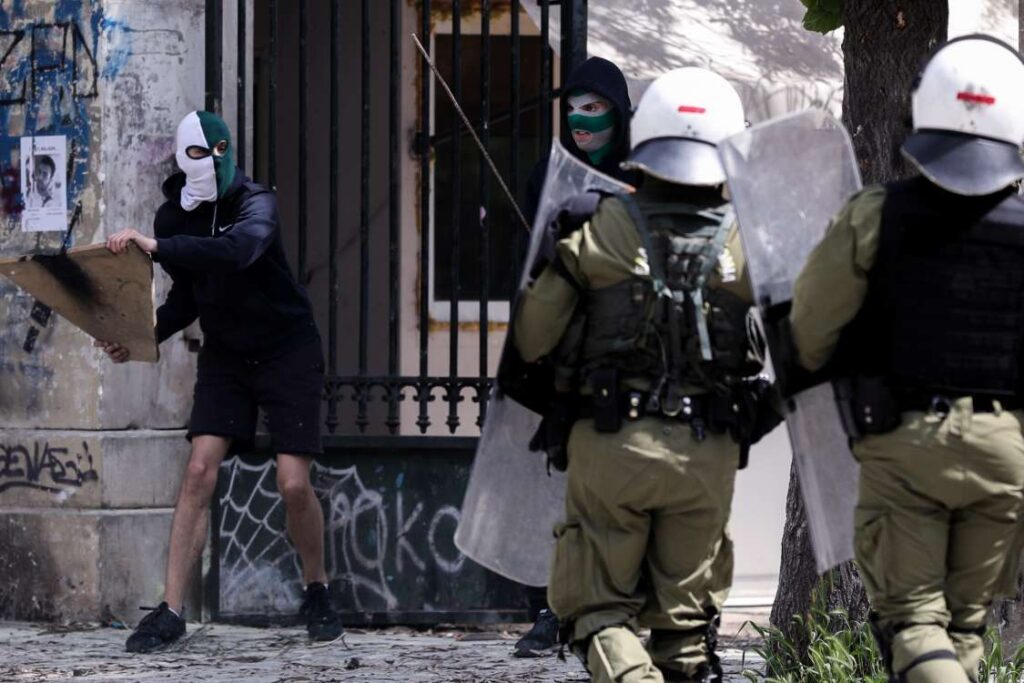 Πολυτεχνείο: Αναρχικοί επιχείρησαν να εισβάλλουν στο χώρο – Αποκρούστηκαν από φοιτητές