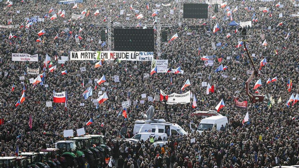 Μεγάλη αντικυβερνητική διαδήλωση στην Πράγα (φωτό)