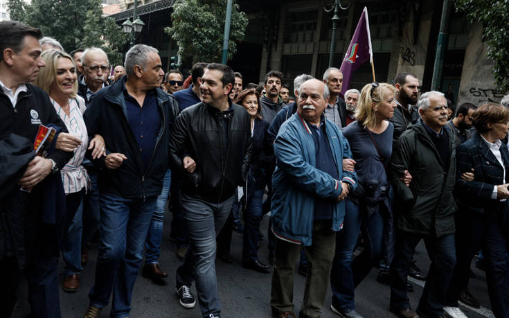 Πορεία: Ένταση και… μπουκαλάκια μεταξύ ΣΥΡΙΖΑ και διαδηλωτών! – Εκνευρισμός Βούτση