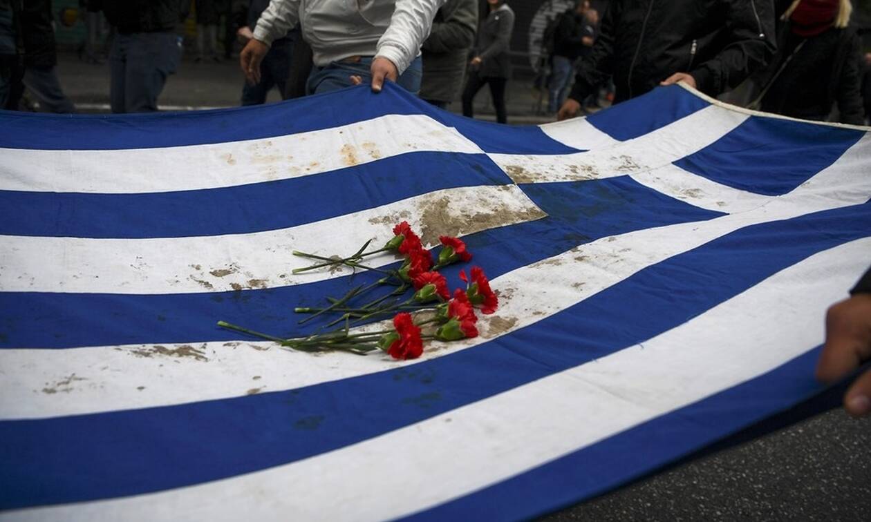 Επέτειος Πολυτεχνείου: Ξεκίνησε η πορεία με την αιματοβαμμένη σημαία – «Αδέρφια ζείτε εσείς μας οδηγείτε»