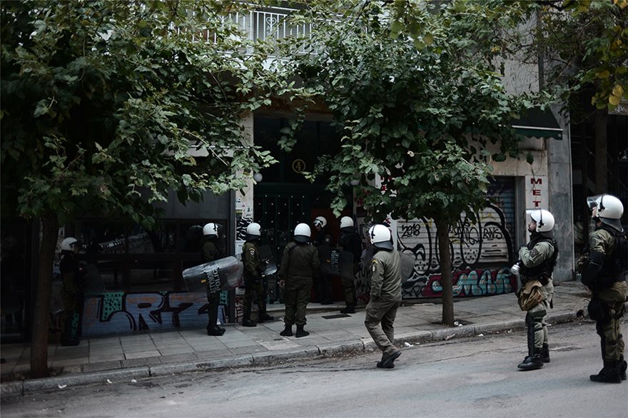 Εξάρχεια: Επιχείρηση αστυνομικών δυνάμεων σε πολυκατοικίες – Πρόλαβαν τους κουκουλοφόρους