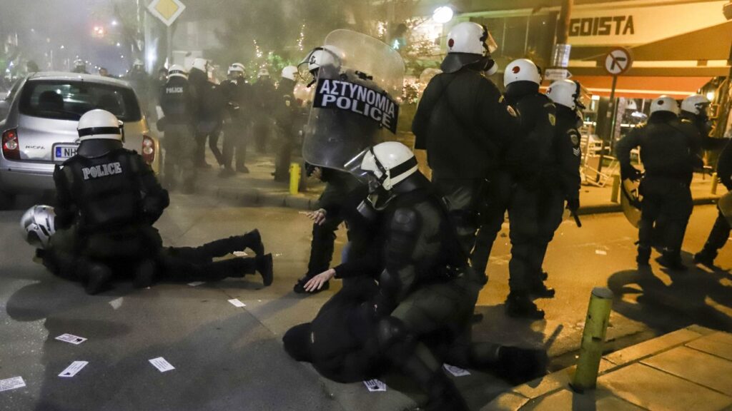 Θεσσαλονίκη: Μολότοφ στην πορεία για το Πολυτεχνείο – Κάηκαν αυτοκίνητα (βίντεο)