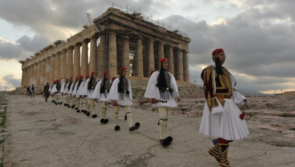 Εύζωνες έκαναν έπαρση της σημαίας στην Ακρόπολη για την Ημέρα των Ενόπλων Δυνάμεων (φωτο)