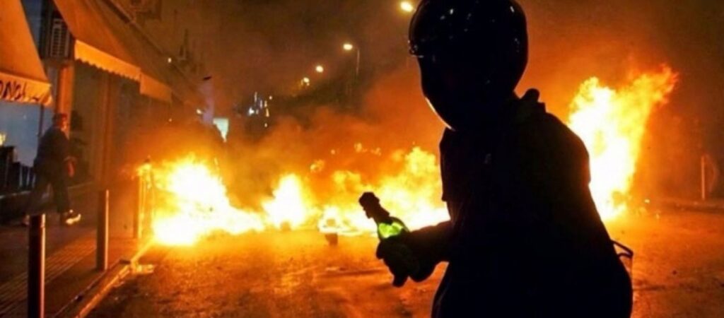 Άγνωστοι επιτέθηκαν με βόμβες μολότοφ σε διμοιρία των ΜΑΤ στη Θεσσαλονίκη (βίντεο)