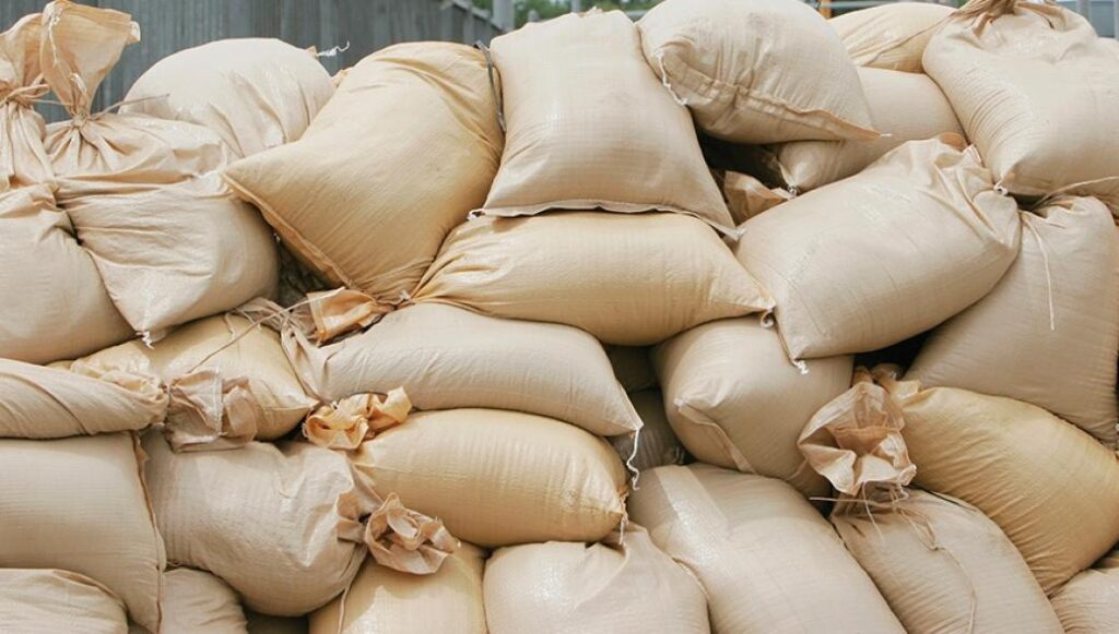 Χίος: Με σακιά άμμου οι κάτοικοι «οχυρώνονται» από την κακοκαιρία