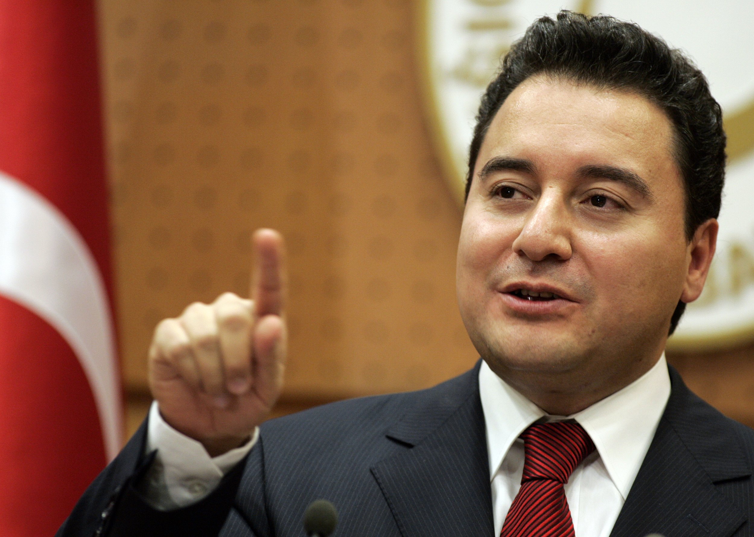 Αλί Μπαμπατζάν – Ο πρώην αντιπρόεδρος του Ερντογάν ιδρύει κόμμα και λέει: «Είμαστε σε ένα σκοτεινο τούνελ»