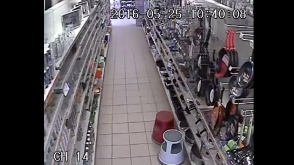 Κρήτη: Η στιγμή που ο σεισμός «χτυπάει» σούπερ μάρκετ (βίντεο)