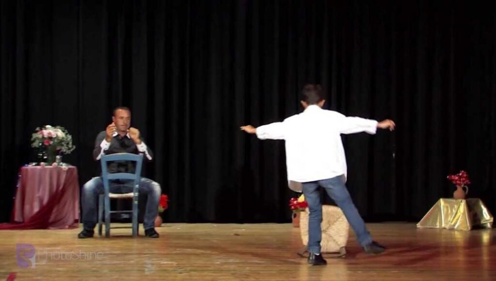 Τούρκος ηθοποιός χορεύει ελληνικό ζεϊμπέκικο ή τουλάχιστον… αυτό φαίνεται με την πρώτη ματιά (βίντεο)