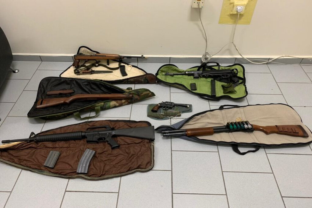 Χειροπέδες σε δύο άτομα στη Σύρο – Είχαν στήσει ολόκληρο οπλοστάσιο (φώτο)