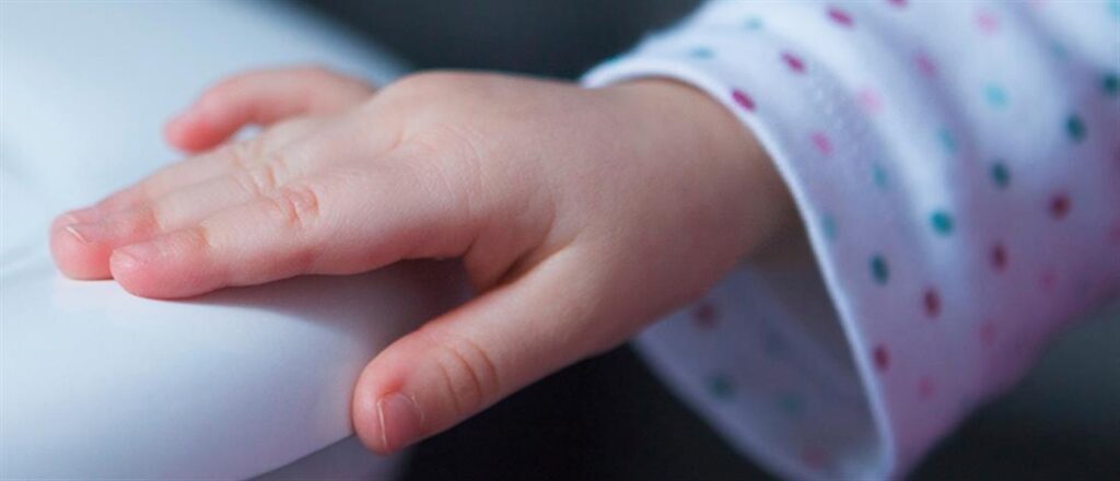 Τραγωδία στο Ίλιον: Από ασφυξία προήλθε ο θάνατος του 2,5χρονου – Έφερε εκδορές και εκχυμώσεις στο πρόσωπο (βίντεο)