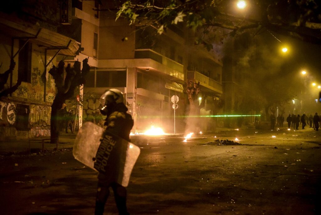 Εξάρχεια: Ένταση και επεισόδια με μολότοφ – Ρίψη χημικών από την Αστυνομία