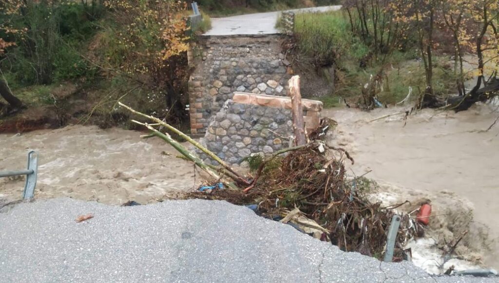 Η «Διδώ» έπληξε την Εύβοια – Γκρεμίστηκε η γέφυρα των Γουβών (φώτο)