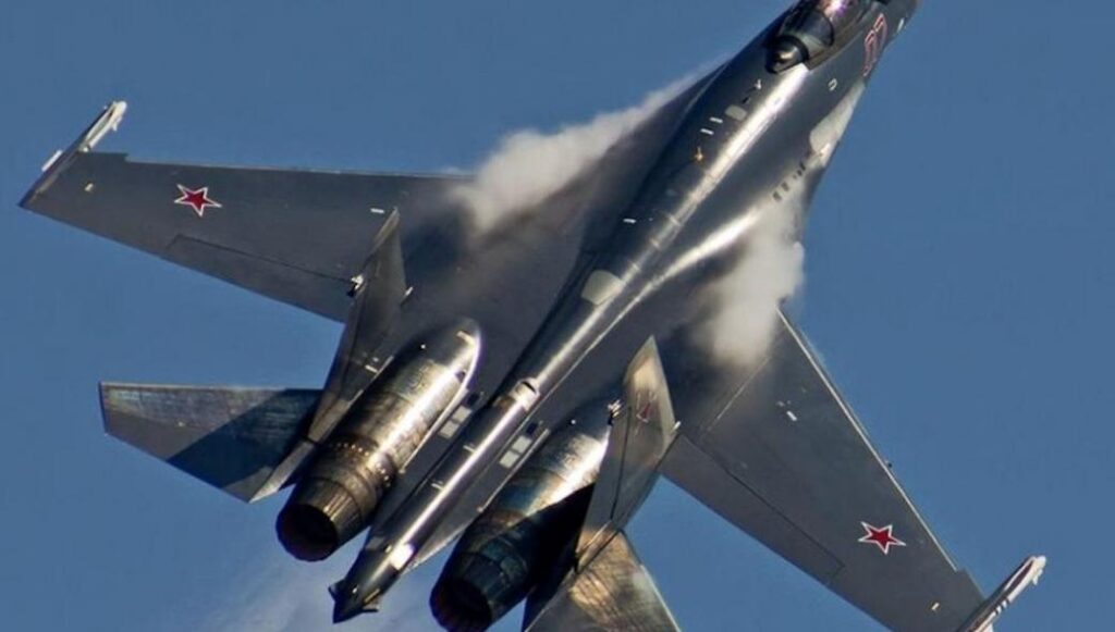 To Su-35S επιδεικνύει την κατευθυνόμενη του ώση στο Dubai Air Show