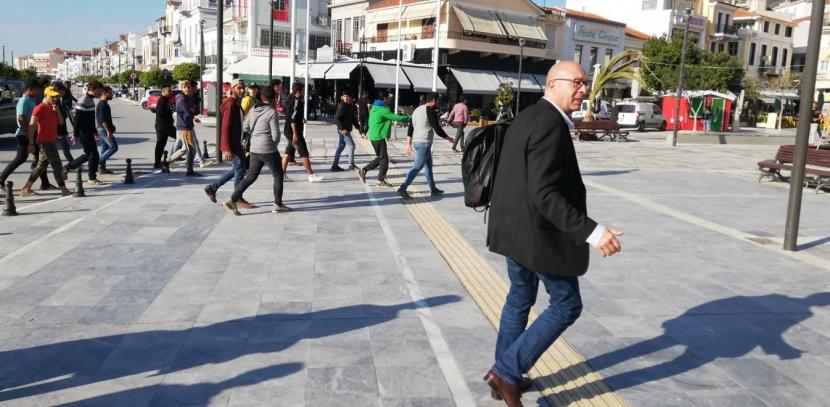 Ο δήμαρχος Αν.Σάμου εκλιπαρεί τους παράνομους αλλοδαπούς να φύγουν από τον τόπο του: «Go! Go now!»