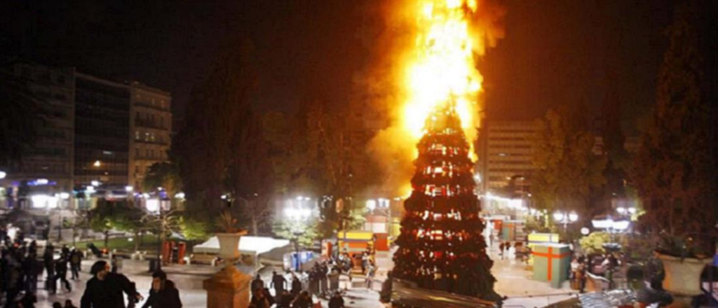 Εξάρχεια: Τοποθετήθηκε χριστουγεννιάτικο δέντρο στην πλατεία (φώτο)