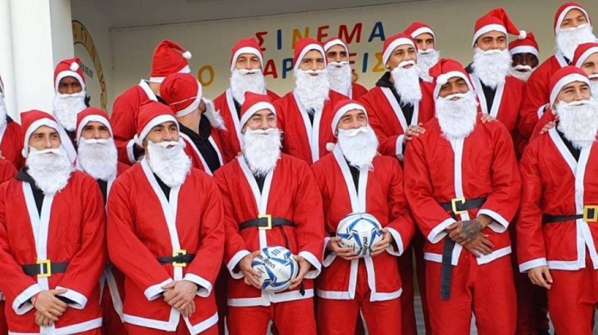 Όμορφη πρωτοβουλία από τον Ο.Φ.Η.: Οι παίχτες ντύθηκαν Άγιοι Βασίληδες και επισκέφτηκαν σχολείο (φώτο)