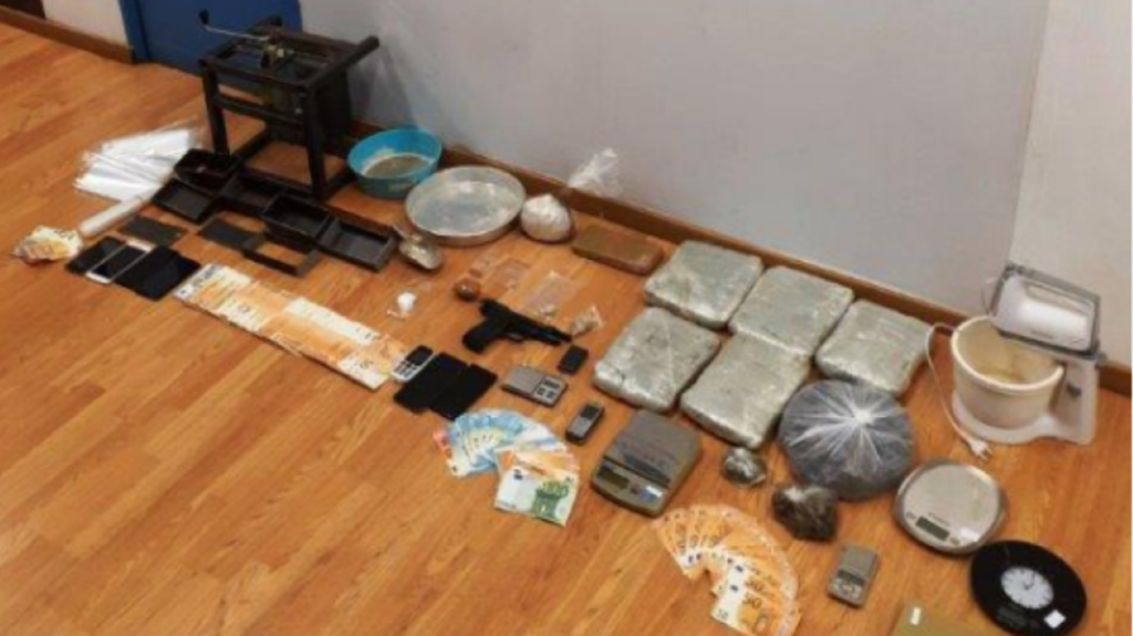 Συλλήψεις 5 ατόμων για ναρκωτικά σε Καλλιθέα και Γλυκά Νερά (φώτο)