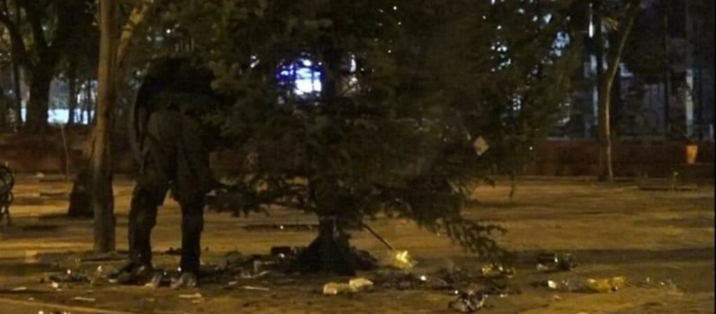 Το βίντεο με την καταστροφή και του δεύτερου Χριστουγεννιάτικου δέντρου στην πλατεία Εξαρχείων (φώτο – βίντεο)