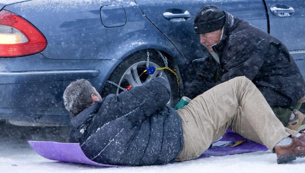 ΕΛΑΣ: Ποιοι δρόμοι είναι κλειστοί λόγω της κακοκαιρίας και πού πρέπει τα αυτοκίνητα να έχουν αλυσίδες