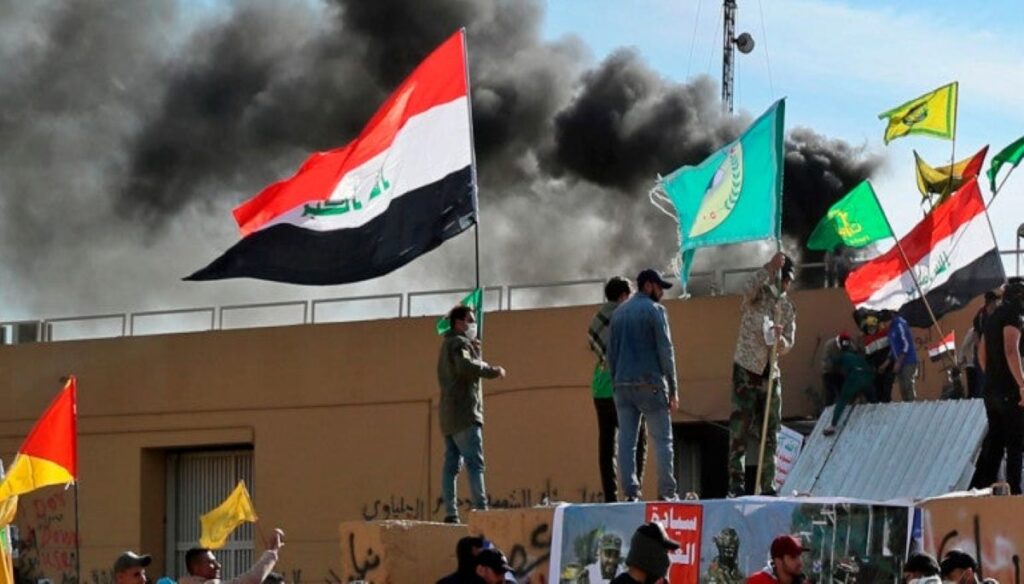 Βίντεο: Έτσι έγινε η εισβολή στην αμερικανική πρεσβεία της Βαγδάτης – Ανεστάλη η λειτουργία της