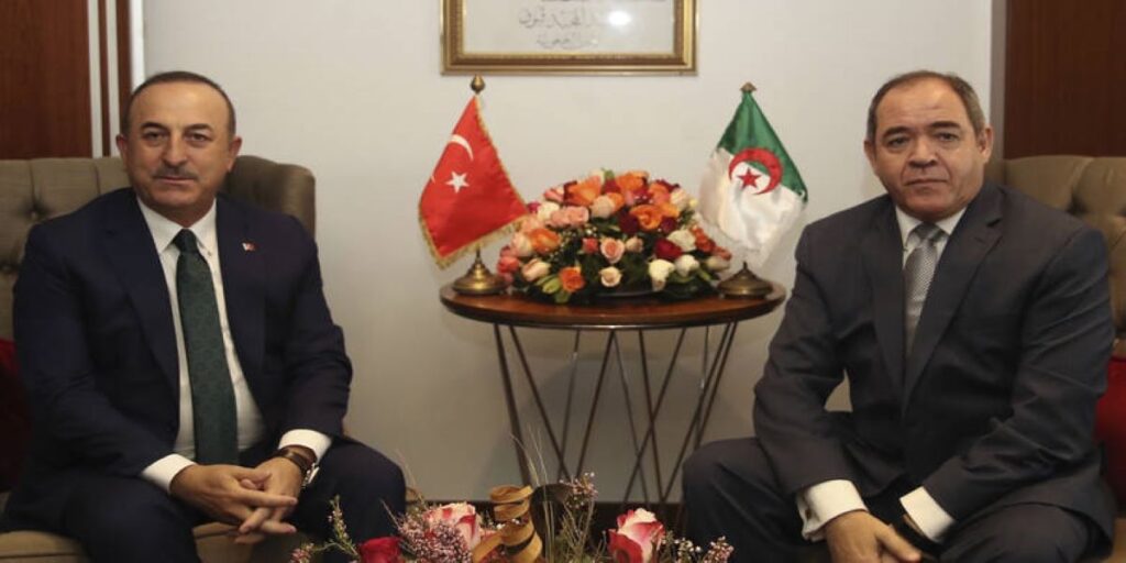 Σάρατζ και Τσαβούσογλου επισκέπτονται την Αλγερία ψάχνοντας συμμάχους