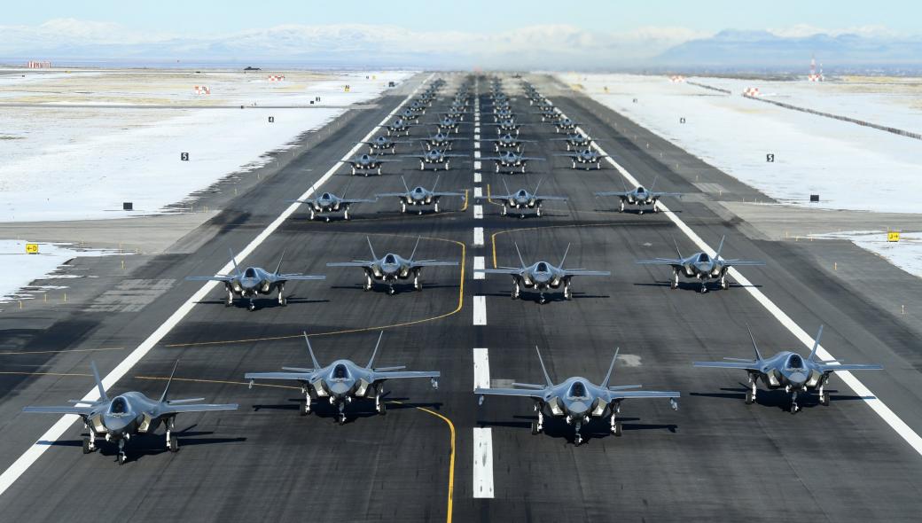 ΗΠΑ: Επίδειξη δύναμης προς Ιράν με 50 F-35 έτοιμα για απογείωση – USAF: «Είμαστε ετοιμοπόλεμοι»