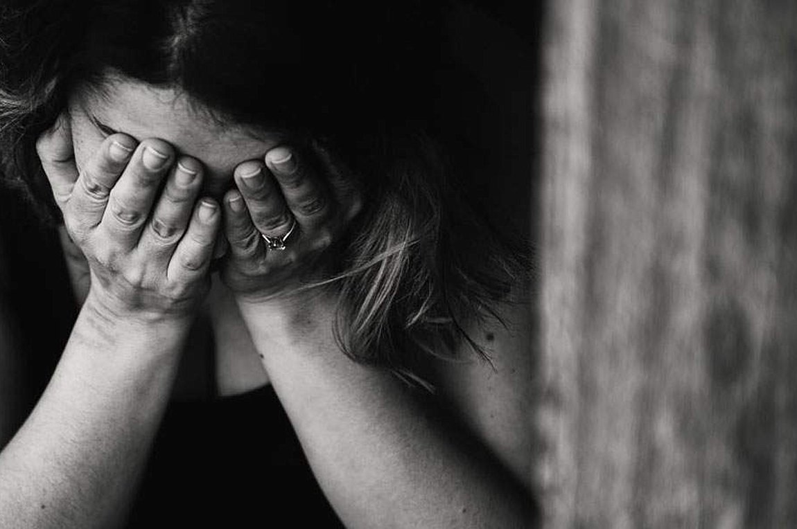 «Λύνει» τη σιωπή της 15χρονη που βιaζόταν από τον πατριό της: «Όταν το είπα στη μαμά με χτύπησε πάρα πολύ»