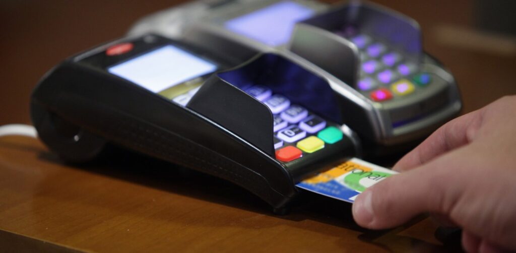 Χάκερ απέσπασαν 15.000 αριθμούς πιστωτικών καρτών – Οι τράπεζες προχωρούν στην αντικατάστασή τους