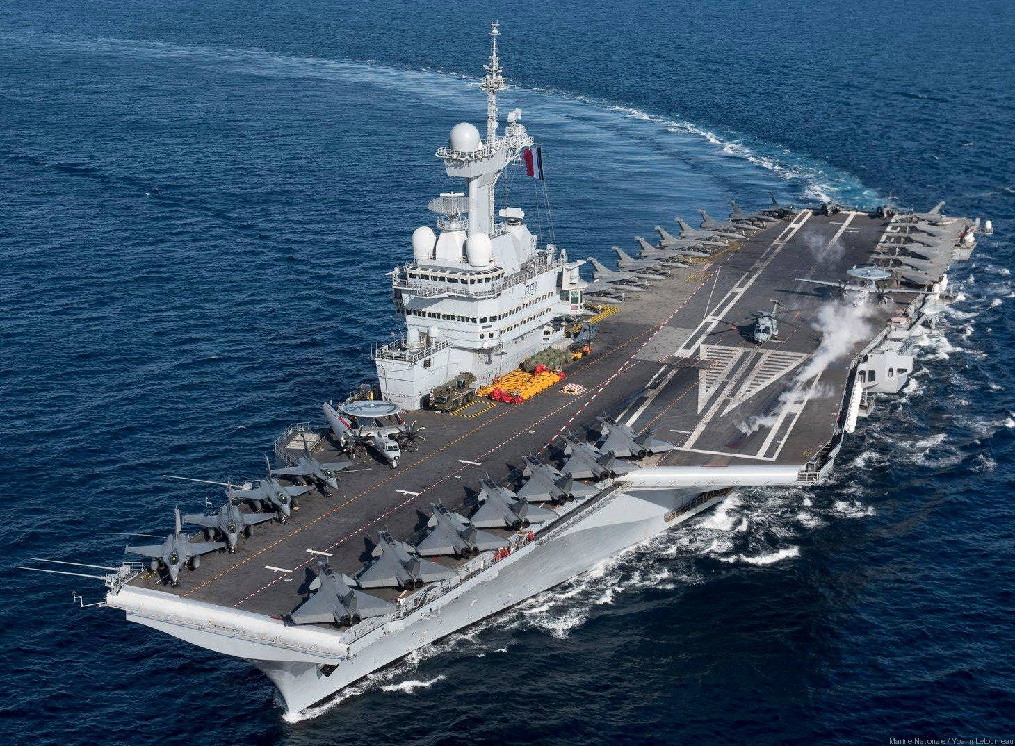 Το γαλλικό αεροπλανοφόρο R61 Charles de Gaulle αποπλέει από Τουλόν για Λιβύη με συνοδά πλοία από επτά χώρες!