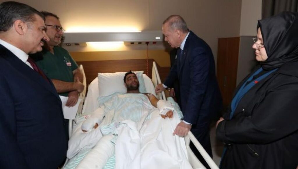 Στο νοσοκομείο για να δει τους τραυματίες του σεισμού o Ερντογάν