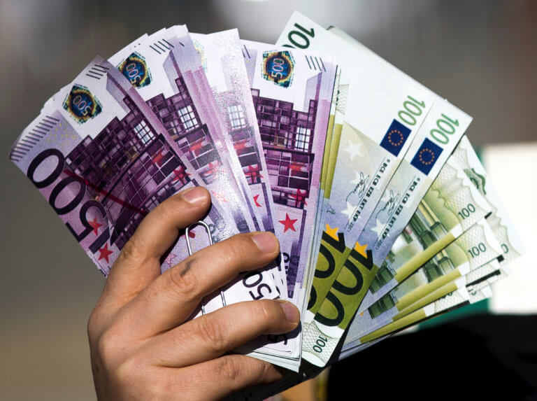 Ηράκλειο: Κατάφεραν να αγοράζουν και αντί να πληρώνουν να τους πληρώνουν και από πάνω