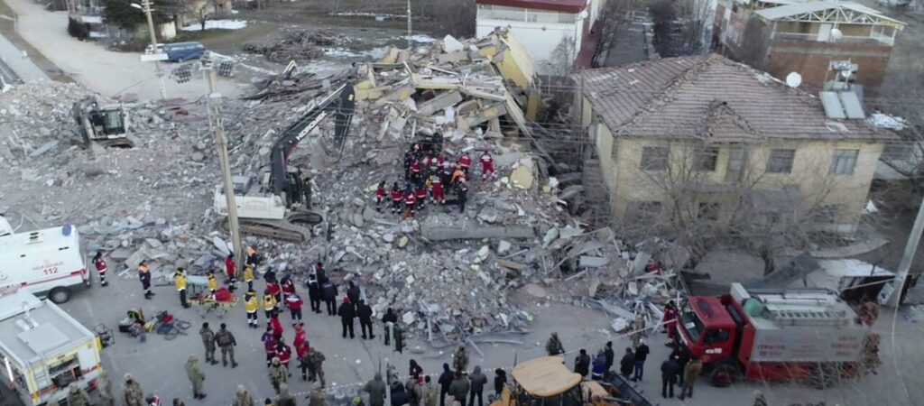 Τουρκία: Αυξήθηκε ο αριθμός των νεκρών – Πάνω από 1.600 οι τραυματίες