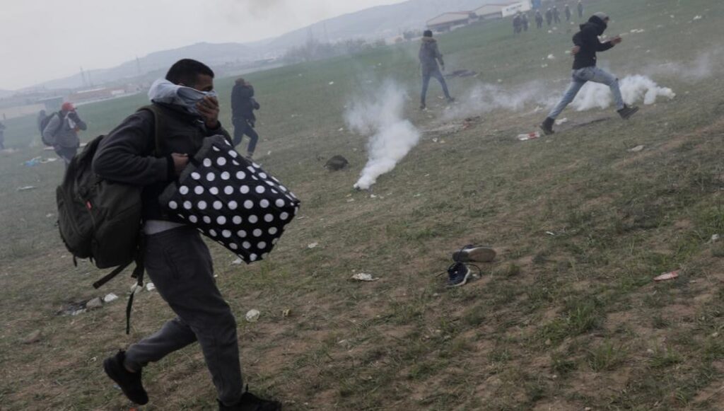 Έφοδος χιλιάδων Αφγανών στην πόλη της Μυτιλήνης: Σφοδρές συγκρούσεις με την Αστυνομία – Σε επιφυλακή ο Στρατός (upd)