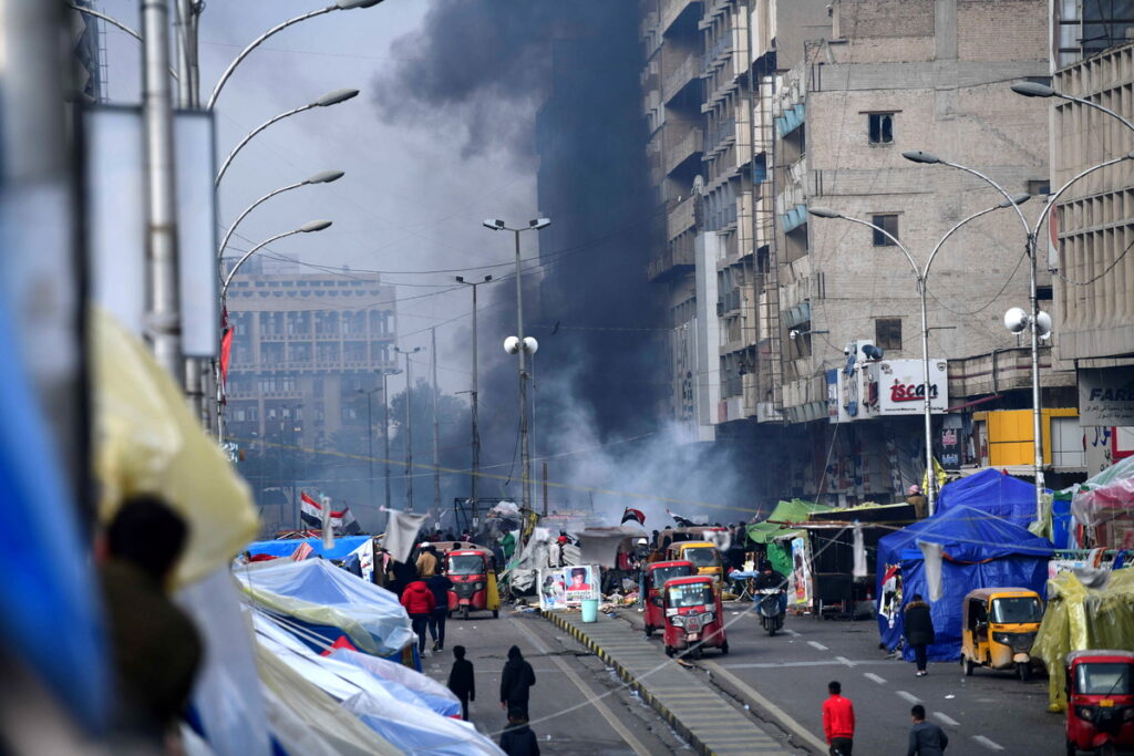 Ιράκ: Άγριες συγκρούσεις μεταξύ αντικυβερνητικών και υποστηρικτών του Σαντρ – Νεκρός ένας διαδηλωτής