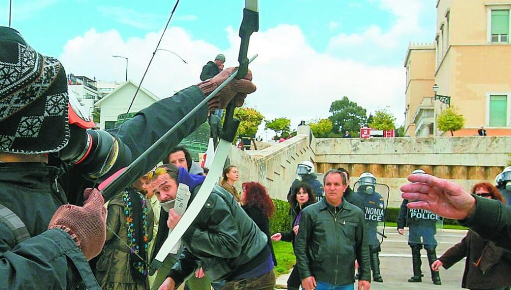 Υπόθεση «τοξοβόλου Συντάγματος»: Άκαρπες οι έρευνες της ΕΛΑΣ στη γιάφκα της οργάνωσης