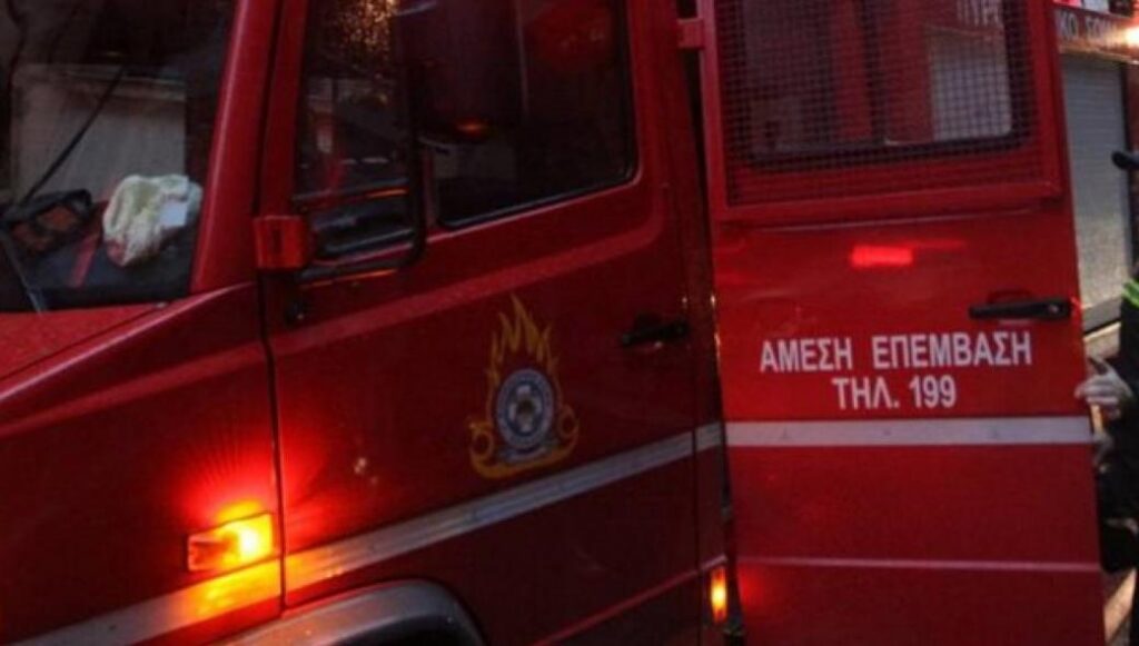 Γέρακας: Υπό έλεγχο τέθηκε η φωτιά σε συνεργείο αυτοκινήτων – Κινδύνεψαν σπίτια (upd)