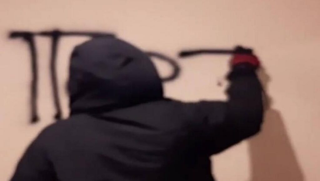 Βίντεο από τη στιγμή που ο Ρουβίκωνας γράφει συνθήματα έξω από το σπίτι του Άρη Πορτοσάλτε