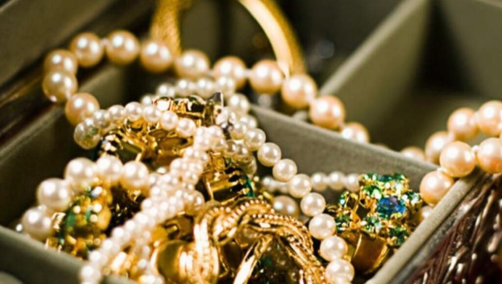 Απάτη μέσω διαδικτύου στη Θεσπρωτία: Πωλούσαν ανύπαρκτα κοσμήματα μέσω facebook