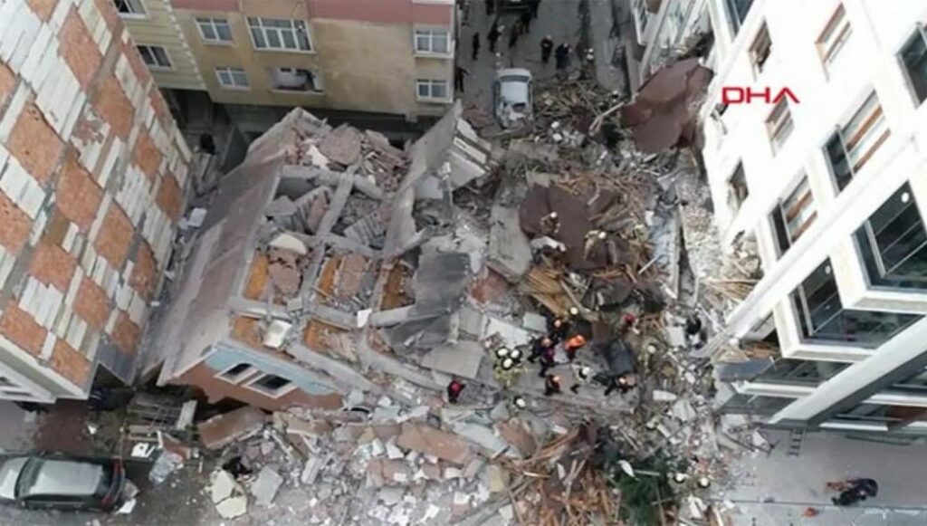 Κωνσταντινούπολη: Κατέρρευσε 7οροφο κτίριο (φώτο)