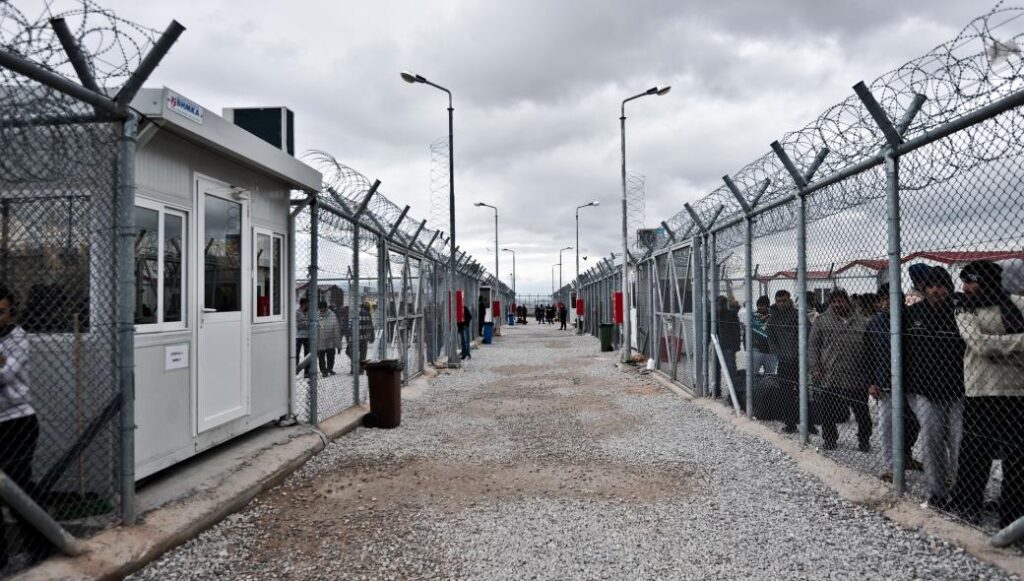 Αλαλούμ με τα κλειστά κέντρα αλλοδαπών: «Τώρα θα προχωρήσουμε κανονικά» λέει η κυβέρνηση