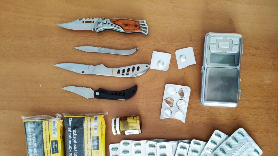 Στο σπίτι του στην Λαμία είχε ναρκωτικά χάπια, όπλα και λαθραίο καπνό